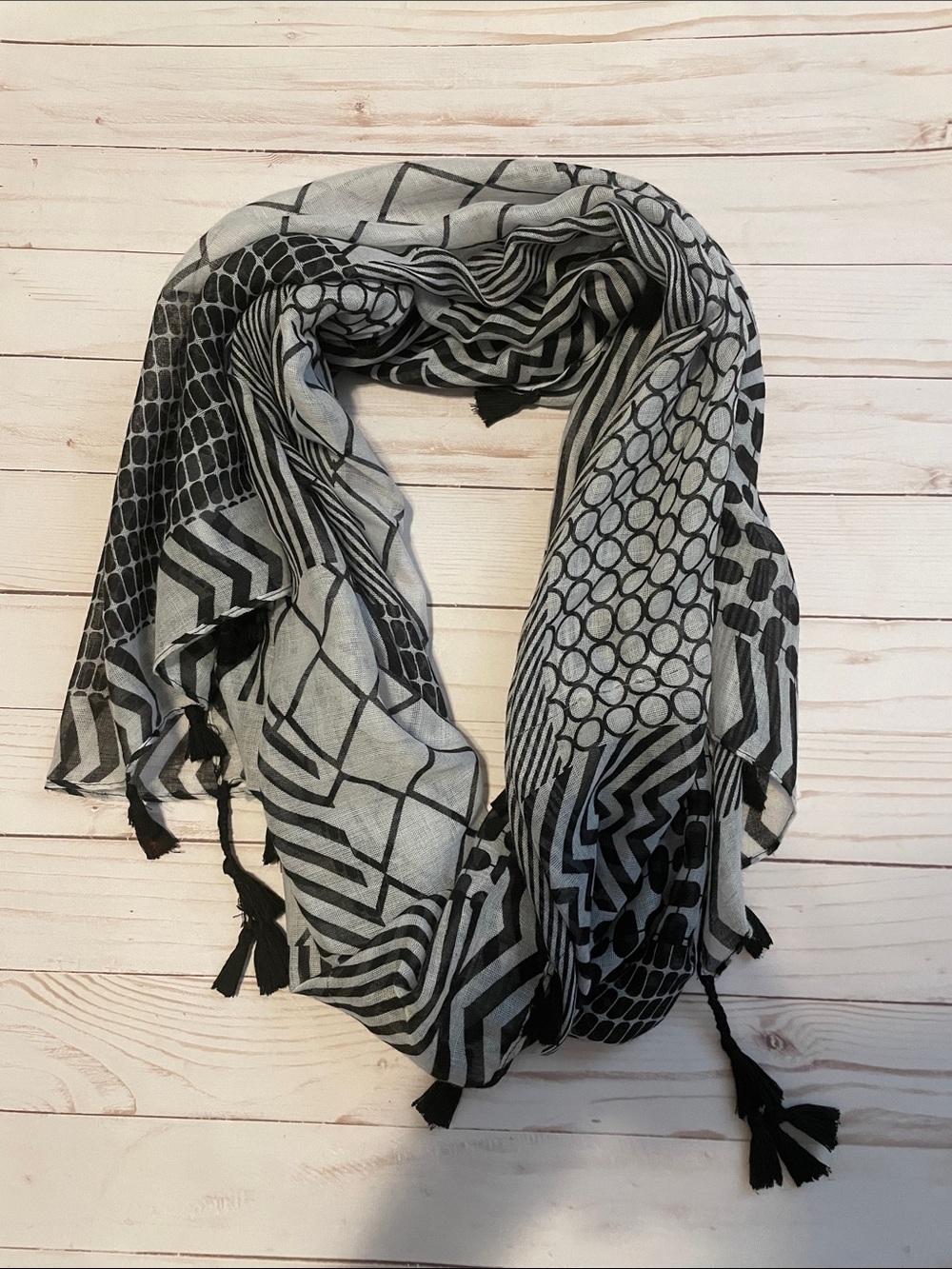 Women’s grey and black scarf